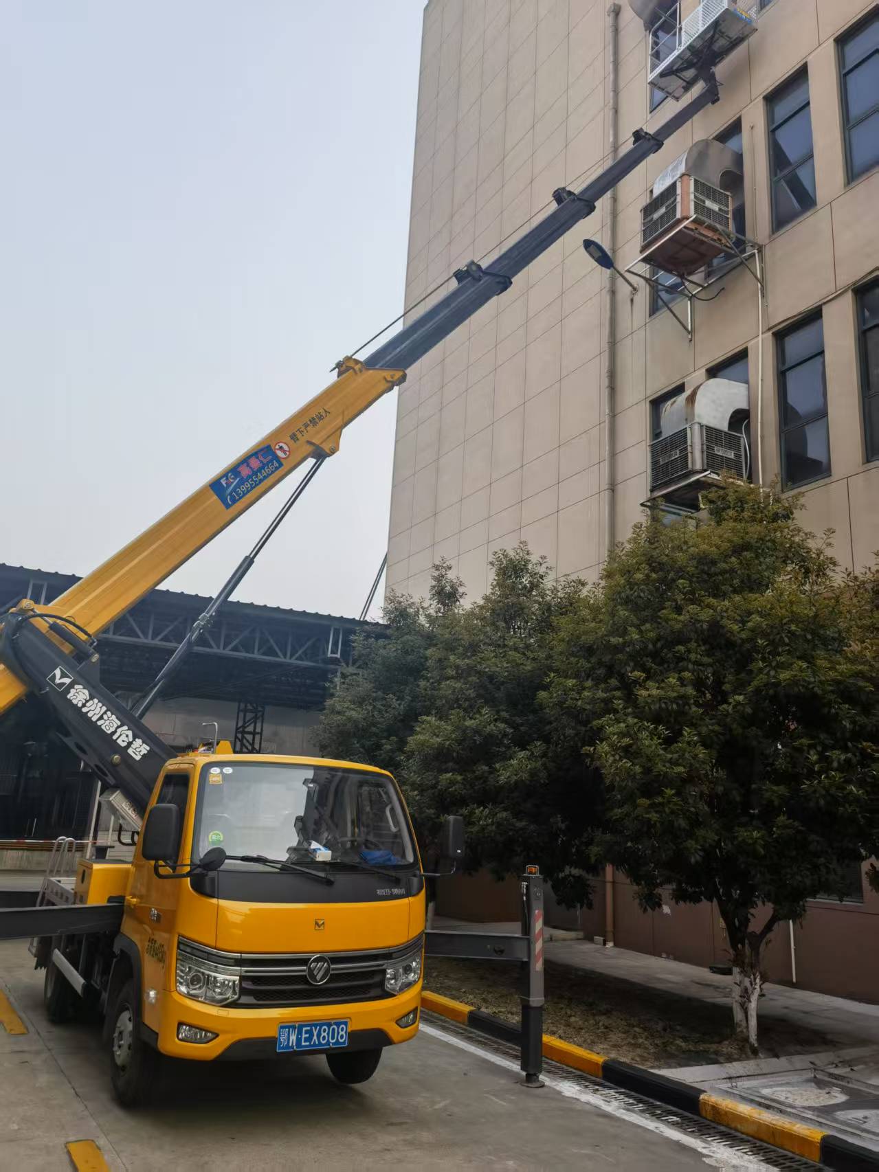 18米登高車(chē)工業(yè)園區(qū)檢修線路施工現(xiàn)場(chǎng)