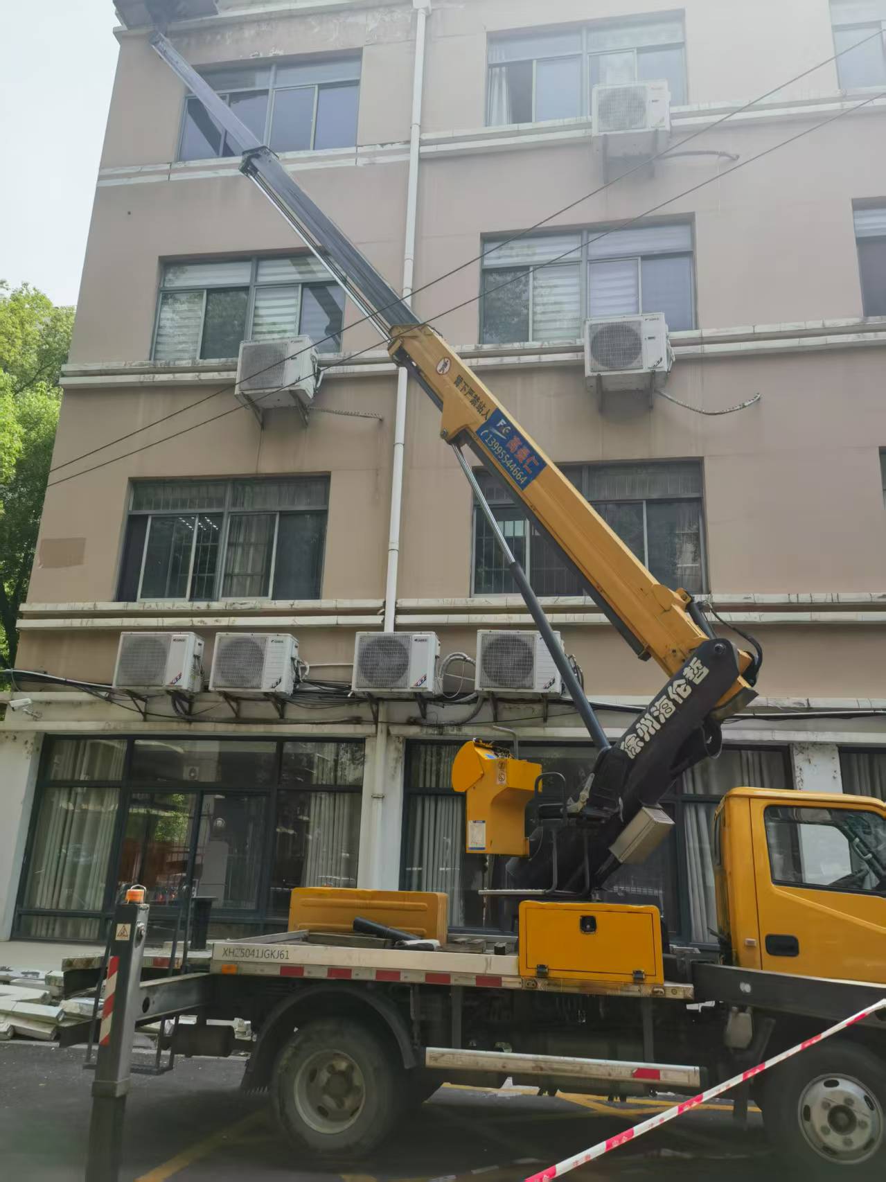 22米直臂登高車(chē)安裝玻璃窗戶施工現(xiàn)場(chǎng)